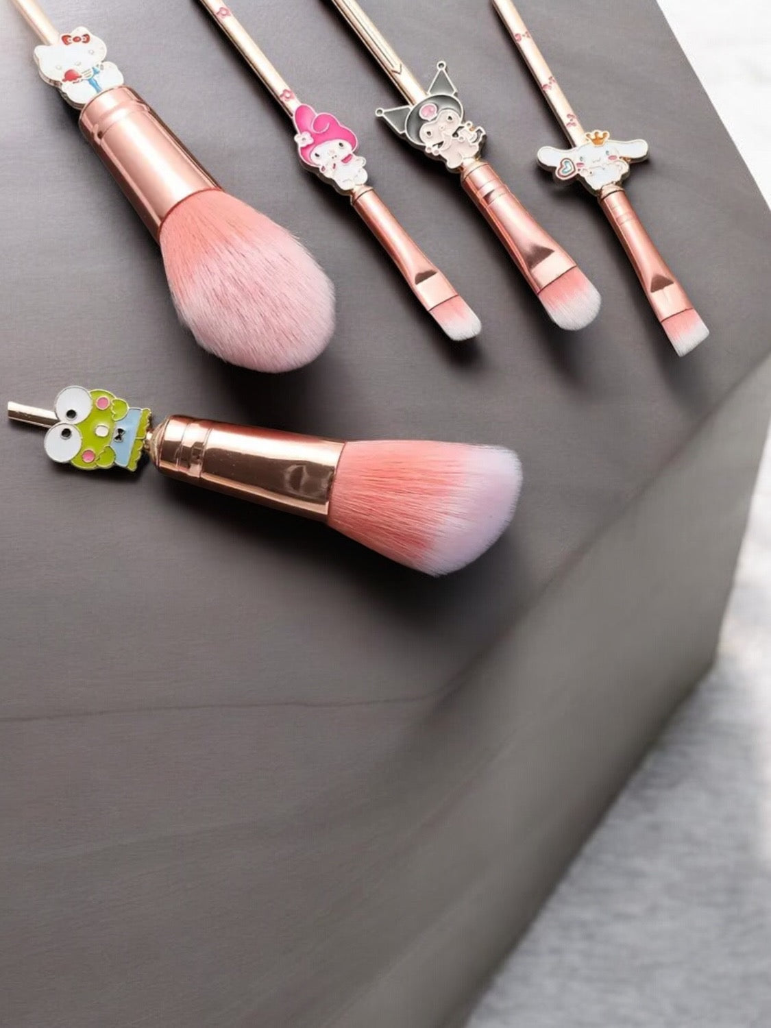 5 Piece Hello Kitty Makeup Brushes & Carrying Pouch